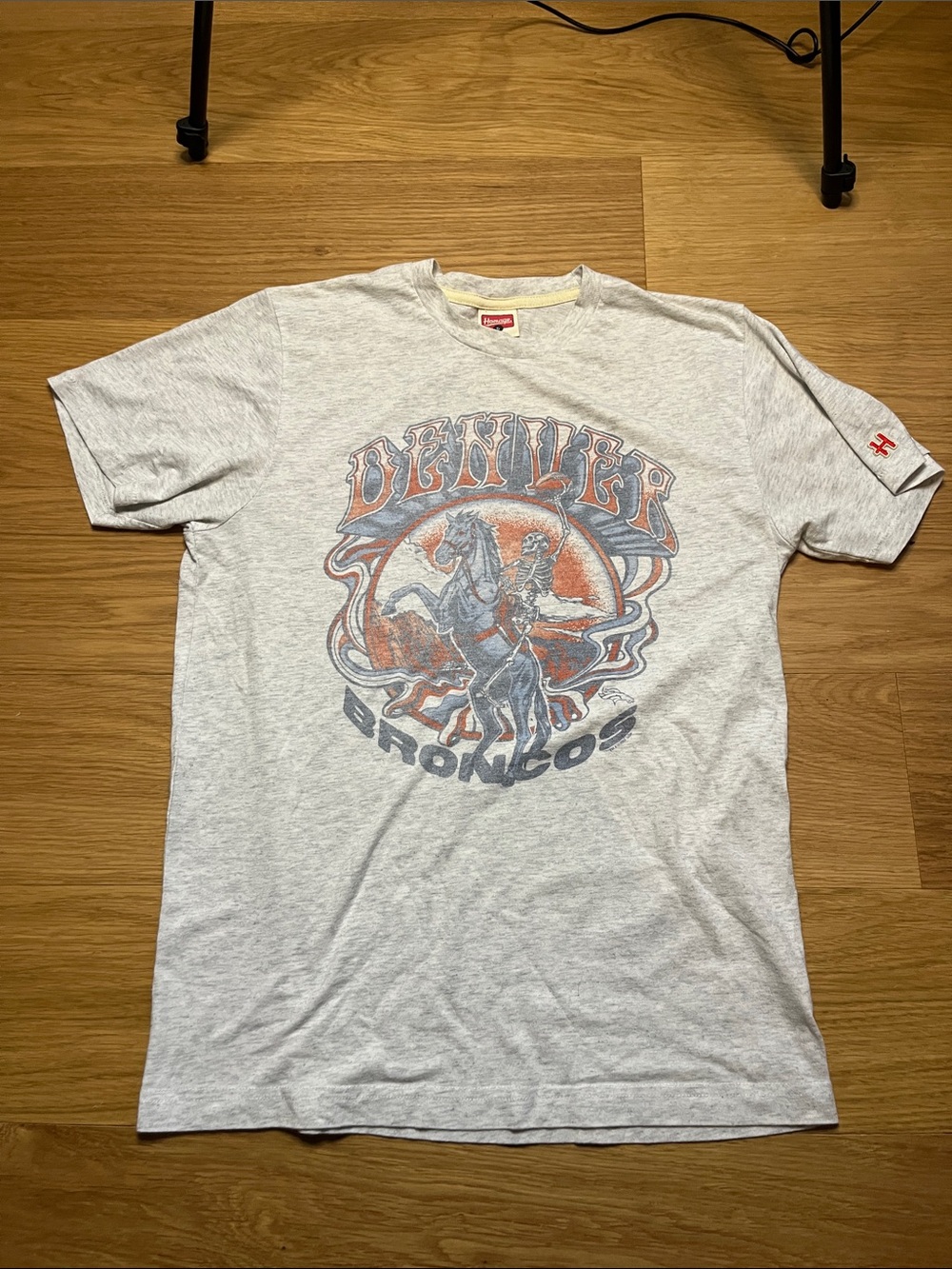 HOMAGE NFLx Grateful Dead x Denver Broncos light grey Graphic Tee size S